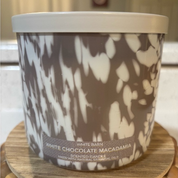 Limited Edition and Discontinued White Chocolate Macadamia BBW Candle - Picture 1 of 3